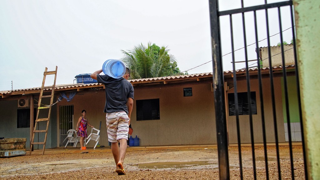 População comprou água para o abastecimento em casa (Foto: Marcela Bonfim/Amazônia Real)