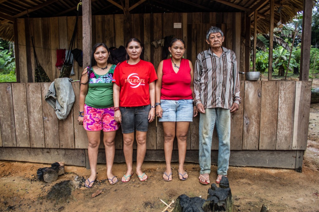 Os últimos Juma: Mandeí, Maitá, Borehá e o pai Aruká (Foto: Gabriel Uchida/Amazônia Real)
