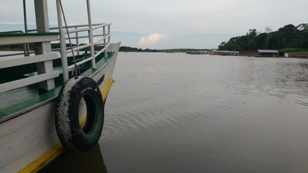Barco navega pelas águas do rio Negro próximo ao Encontro das Águas (Foto: Fabio Pontes/Amazônia Real)