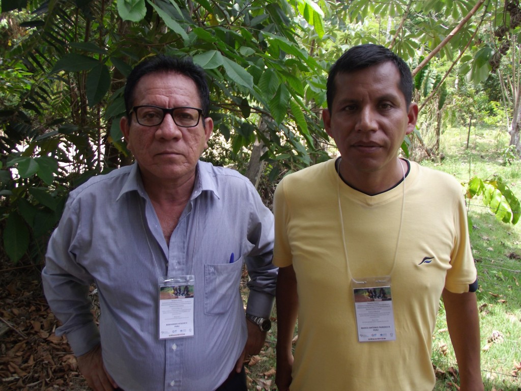 Os peruanos Marcos Paredes e Bienvenido Atoche trabalham na província de Maynas (Foto: Fábio pontes/Amazônia Real)