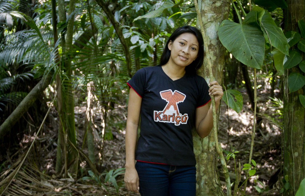 Suelen Menezes, da etnia Tukano, posa com camisa com símbolos de seu povo (Foto: Alberto César Araújo/Amazônia Real)