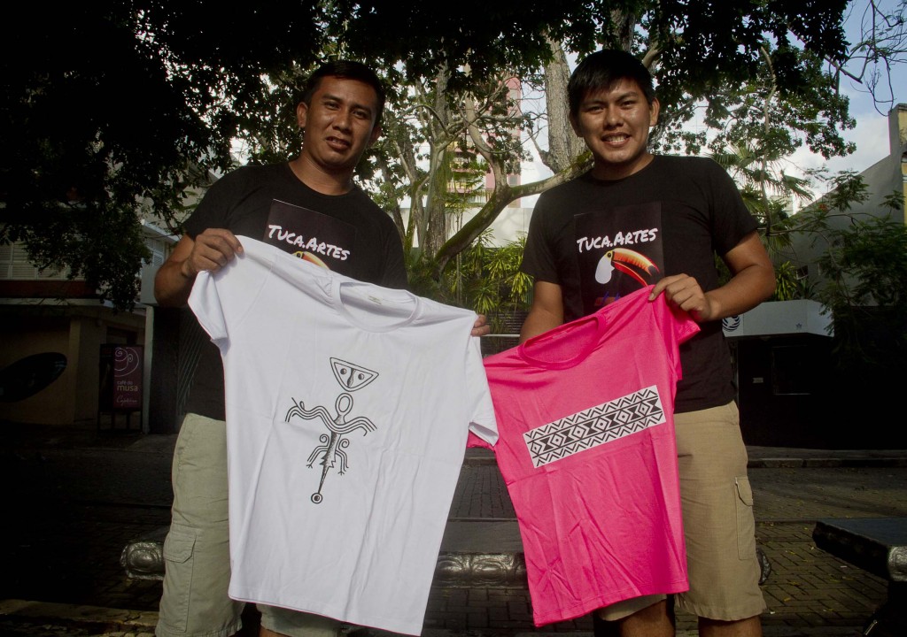 Ivan Barreto e Cloves Torres, da etnia Tukano, investem na produção de camisas (Foto: Alberto César Araújo/Amazônia Real)