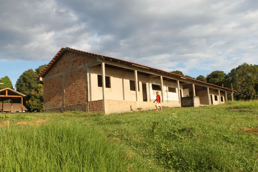 Escola com obra inacabada da aldeia Castanhal (Foto: Danilo Melo/FotoAmazonas)
