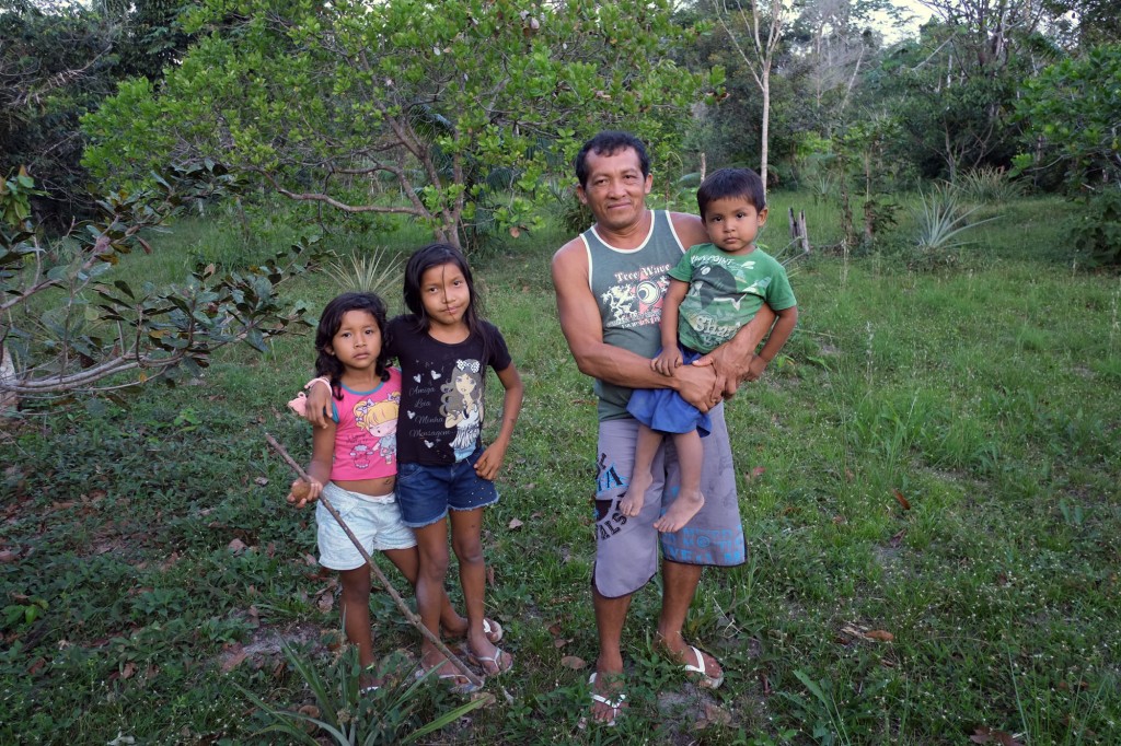 Elias Ferreira, produtor Sateré-Mawé, no meio de uma plantação, na aldeia Castanhal (Foto: Danilo Melo/FotoAmazonas)