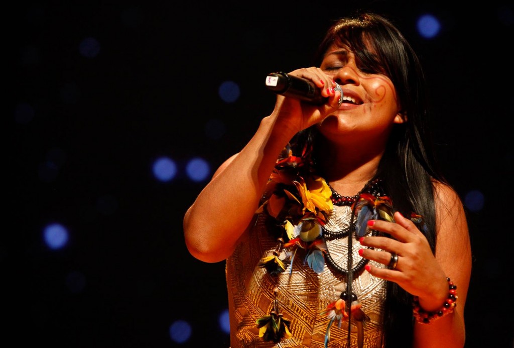 A cantora indígena Djuena Tikuna, do Amazonas (Foto: Diego Janatã/Divulgação)