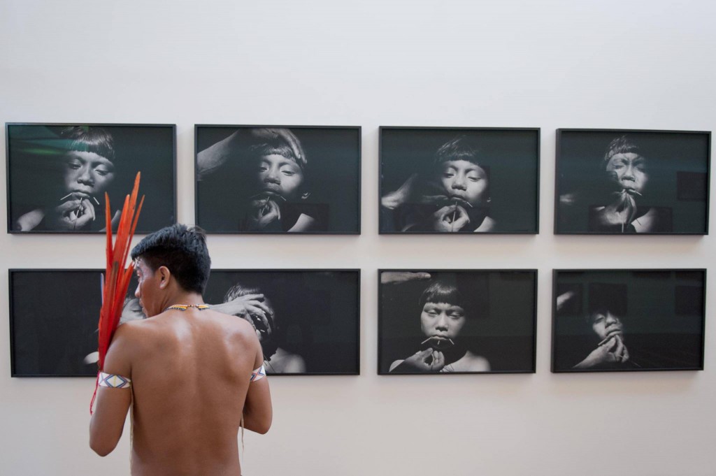 Yanomami visita galeria com fotografias de Cláudia Andujar (Foto: William Gomes/Instituto Inhotim)