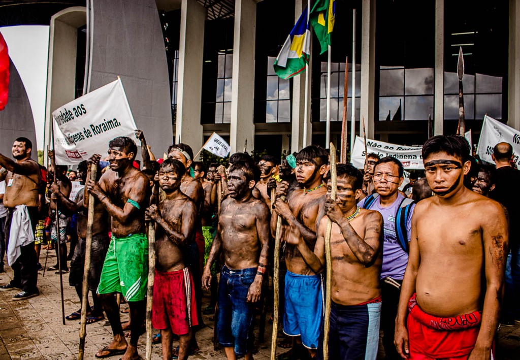 Índios protestam na frente da Assembleia Legislativa em Boa Vista (Foto: Yolanda Simone Mêne) 