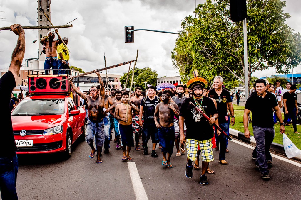 O líder David Yanomami participa do protesto nas ruas de Boa Vista, em Roraima. (Foto: Yolanda Simone Mêne)