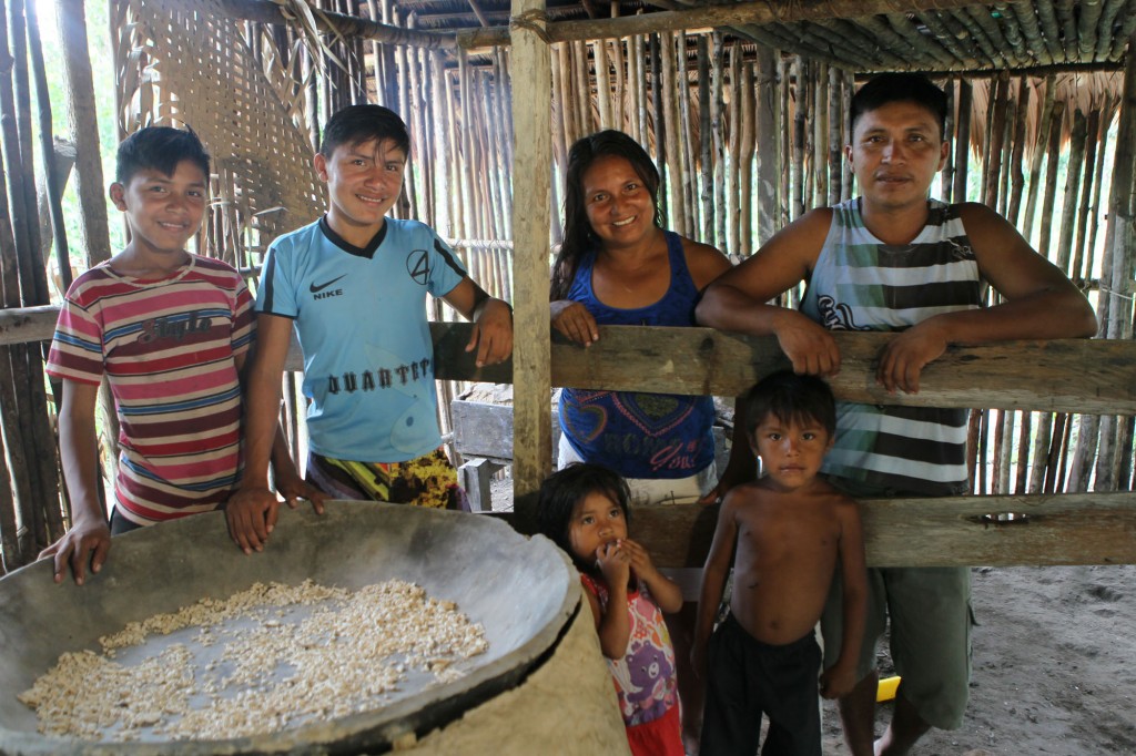 Leôncio Batista com a esposa, Rosane Maria da Silva e os filhos, na aldeia Nova União.
