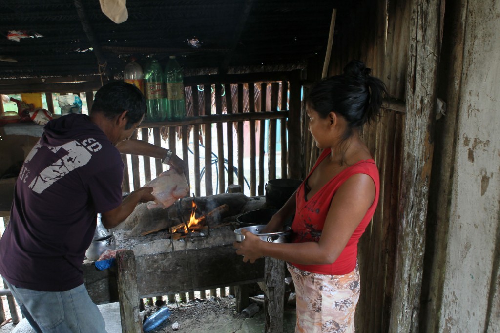 Casal prepara comida no fogão de barro (Foto: Danilo Melo/FotoAmazonas)