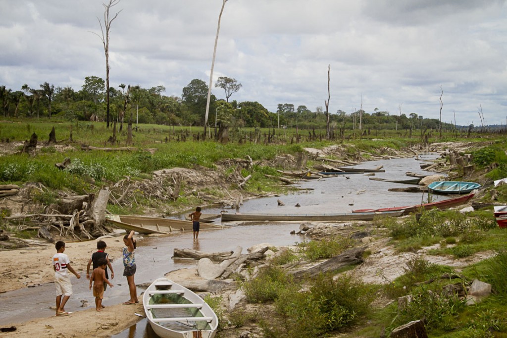 Seca do lago de Balbina em Presidente Figueiredo (Foto: Alberto César Araújo/Amazônia Real/2016) 