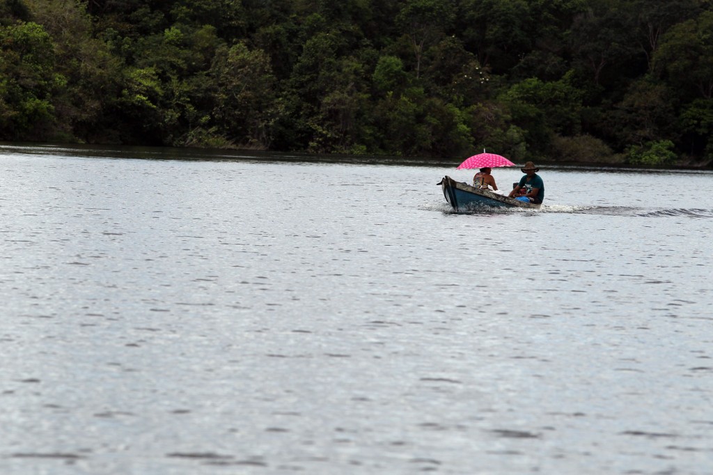 Casal viaja de rabeta no rio Andirá (Foto: Danilo Melo/Foto Amazonas)