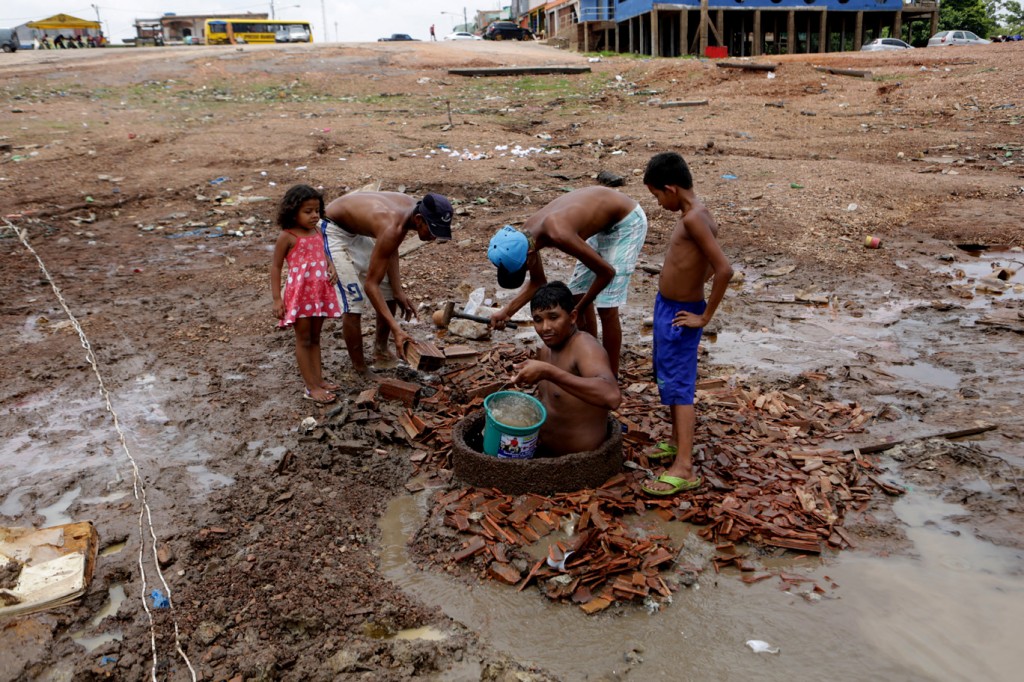 Homem cava poço atrás de água em Cacau Pirêra, em Iranduba (Foto: Joel Rosa/Amazônia Real/2015)