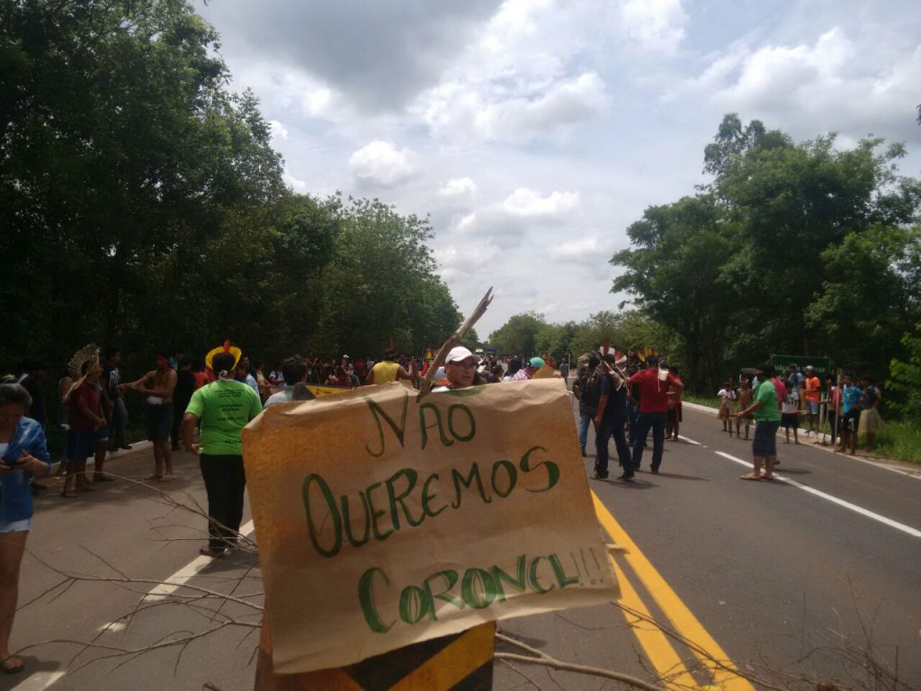 Indígenas contrários ao coronel protestaram na rodovia (Foto: Hekeré Terenoe)