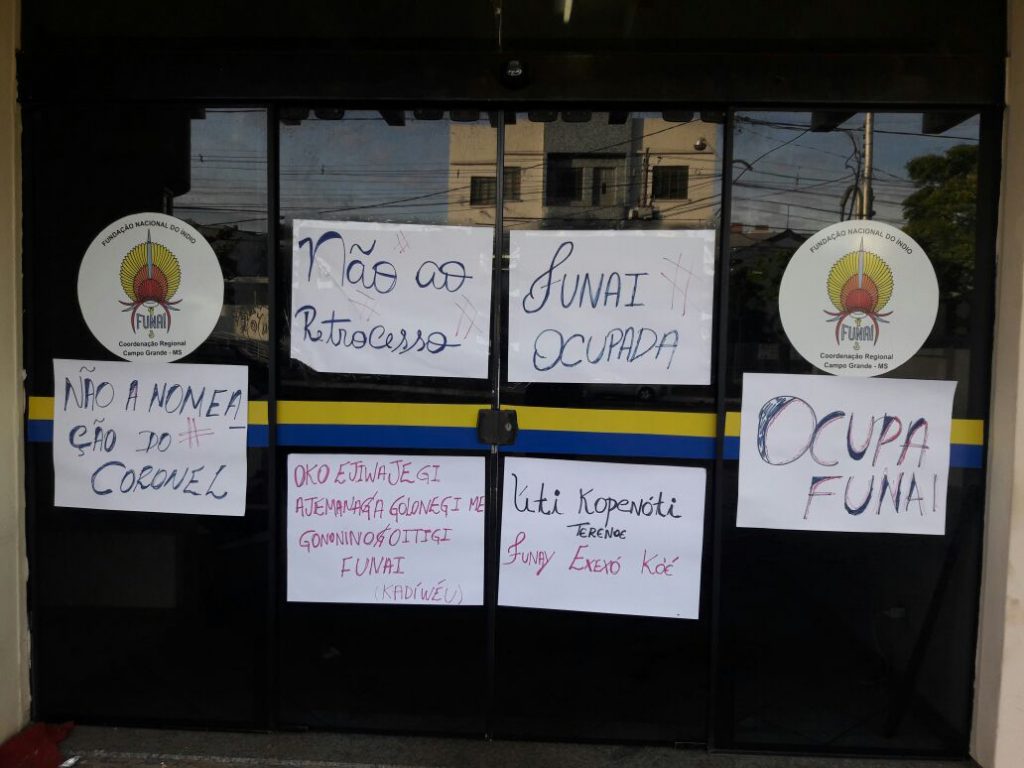 Cartazes mostram a oposição à nomeação do coronel (Foto: Hekere Terenoe)