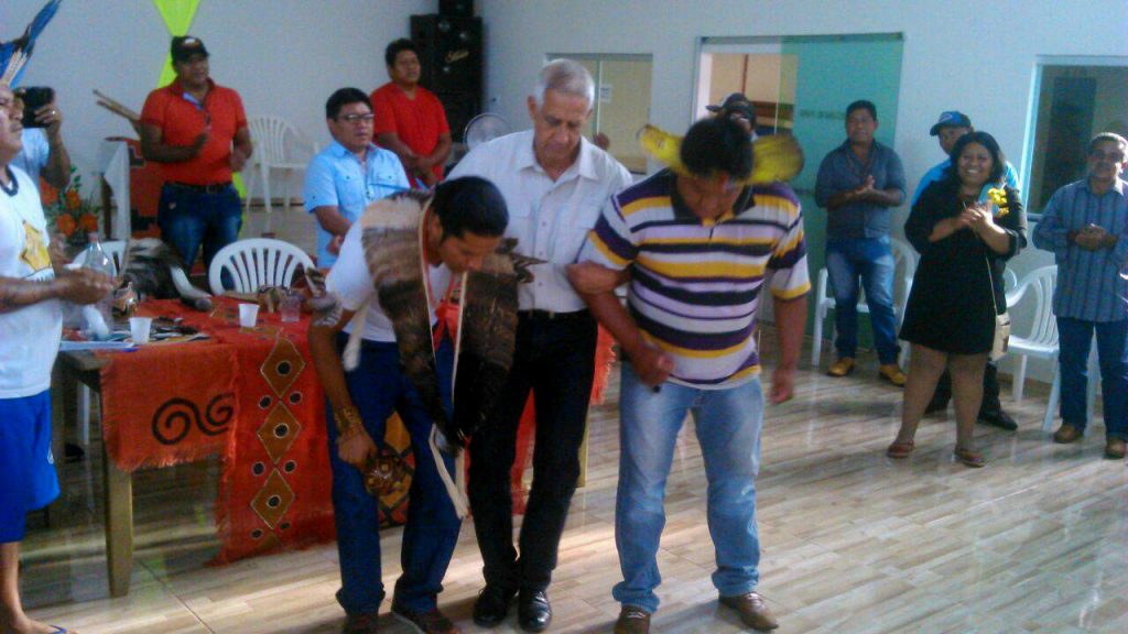 Coronel dança com índios do Fórum dos Caciques (Foto: Fórum dos Caciques/Facebook)