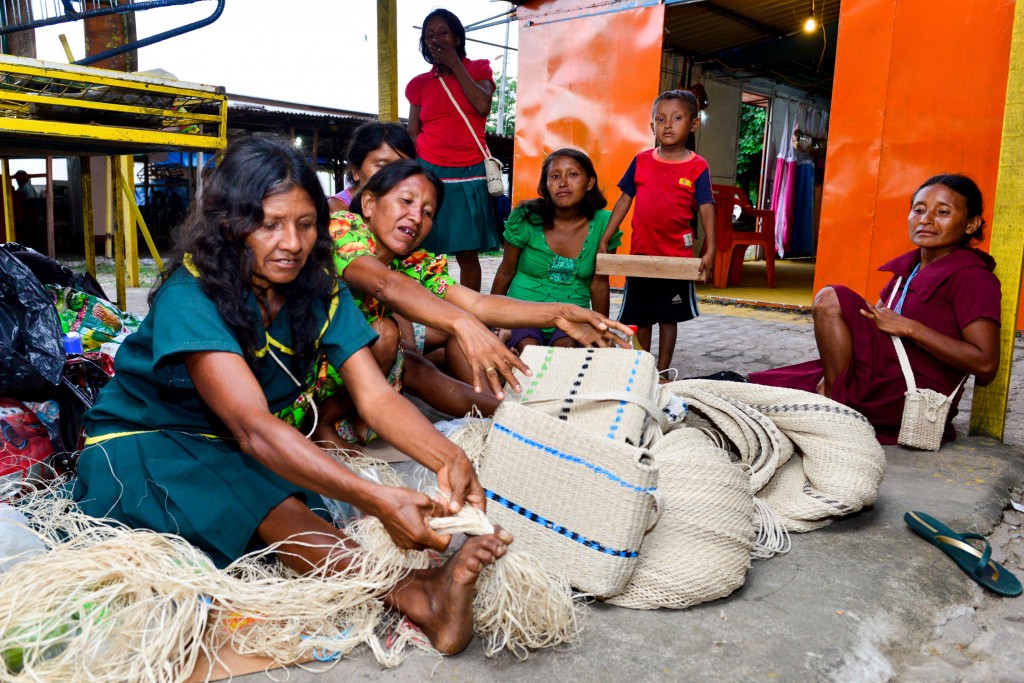 As mulheres Warao são exímias artesãs (Foto: Marcelo Mora/Amazônia Real)