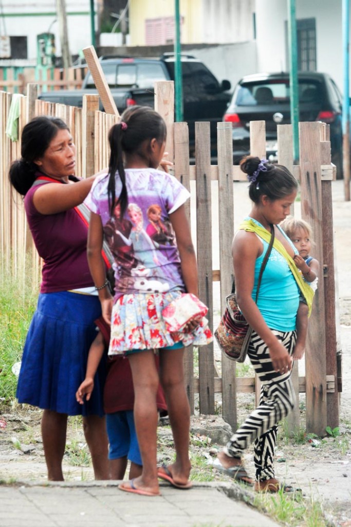 Mulheres indígenas Warao migram com filhos pequenos (Foto: Marcelo Mora/Amazônia Real)