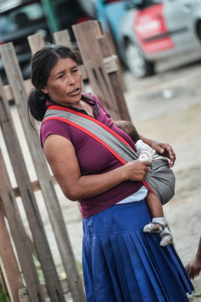 As mulheres Warao migram com seus filhos no colo (Foto: Marcelo Mora/Amazônia Real)