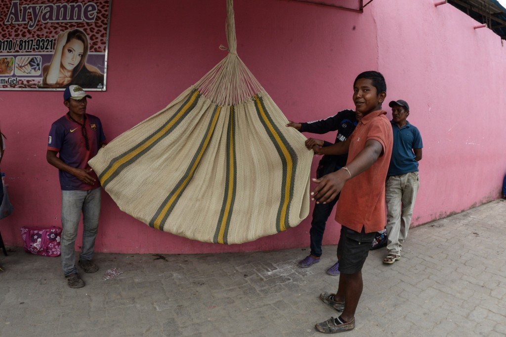 Os homens Warao vendem redes artesanais (Foto: Marcela Mora/Amazônia Real)