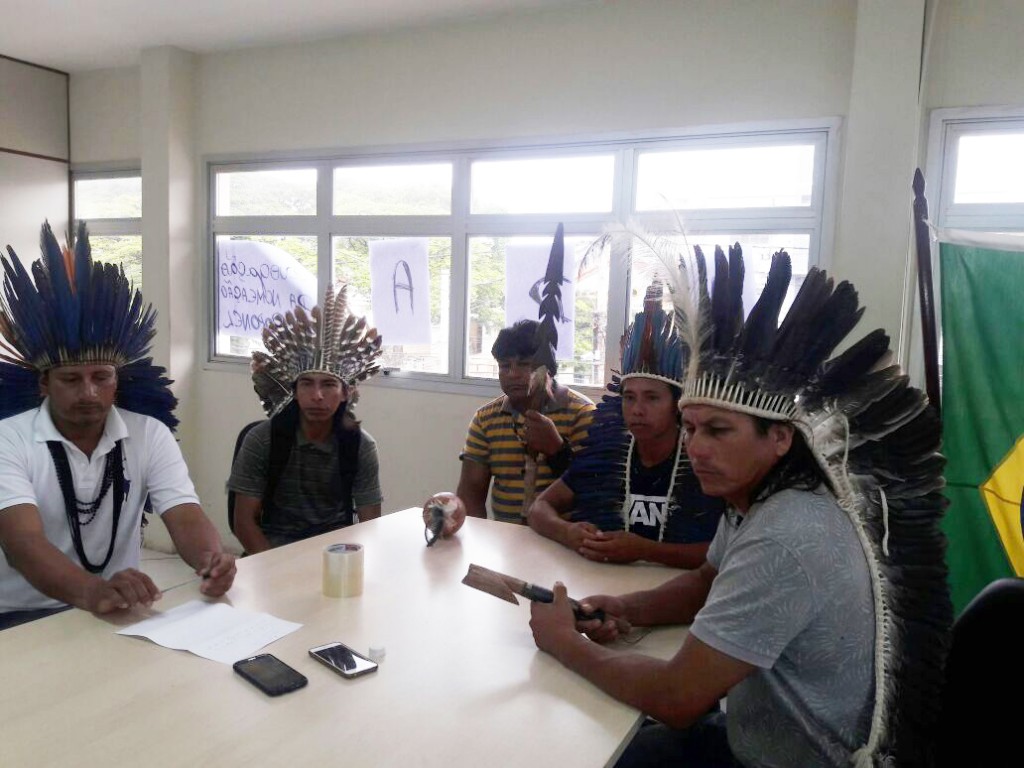 Indígenas ocupam a Coordenação da Funai até que a nomeação do coronel seja revogada (Foto: Hekere Terenoe)