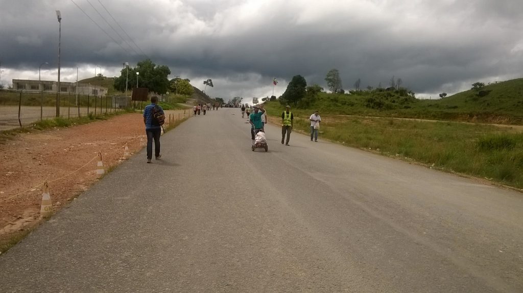 Na rodovia o carregador "caletero" leva mantimentos na fronteira (Foto: Cora Gonzalo/Amazônia Real)
