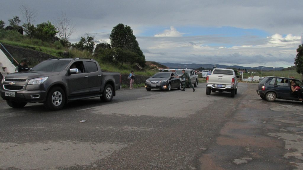 Veículos de turistas brasileiros ficam retidos na Venezuelana (Foto: Cora Gonzalo/Amazônia Real)