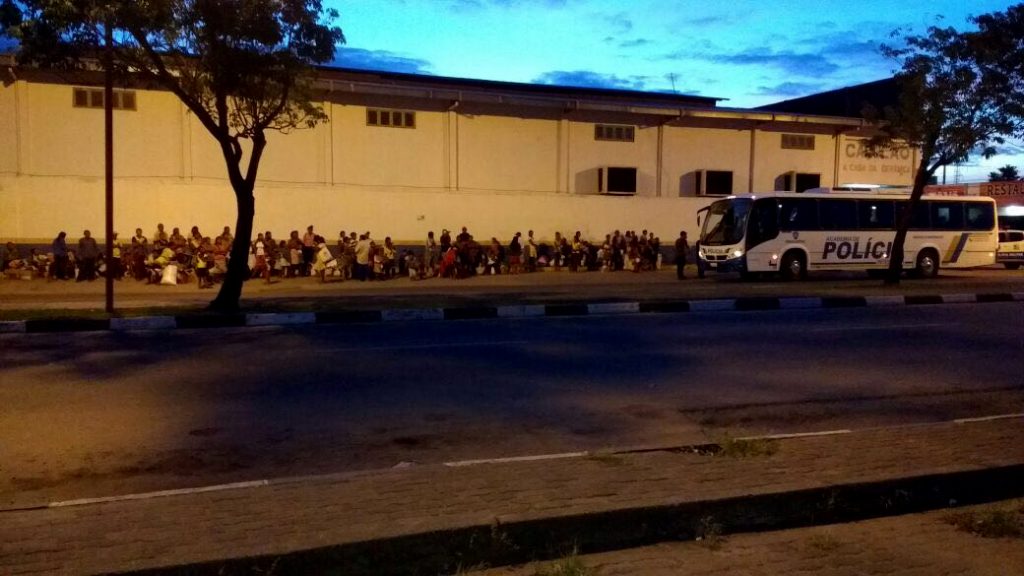 Indígenas Warao detidos na madrugada do dia 9 de dezembro de 2016: a espera da deportação (Foto: Divulgação/Folha de Boa Vista)