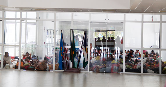 Indígenas Warao acomodamos no chão da sede da PF(Foto: Divulgação/Folha de Boa Vista/Wenderson de Jesus)