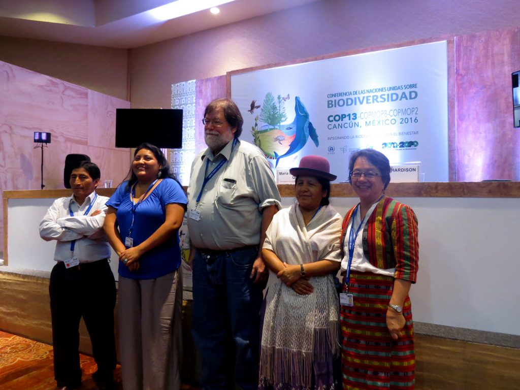 A relatora especial das Nações Unidas sobre os direitos dos povos indígenas, Victoria Tauli-Corpuz, com lideranças na COP13 (Elaíze Farias/Amazônia Real)