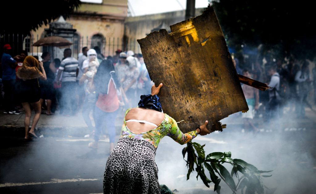 Familiares fazem protesto em busca de informações dos parentes presos em Manaus (Foto: Christian Braga/Jornalistas Livres)