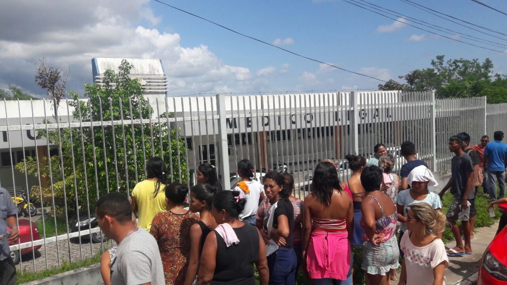 Famílias aguardam liberação de corpos no IML (Foto: Christian Braga/JornalistasLivres)