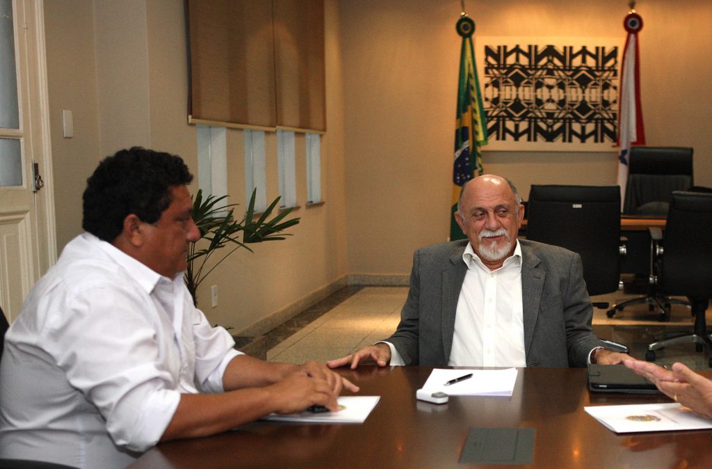 Audiência do governador Simão Jatene com o deputado federal Nilson Pinto e o prefeito de Igarapé Miri, Ailson Amaral, o Pé de Boto (Foto: Eliseu Dias/Agência Pará)