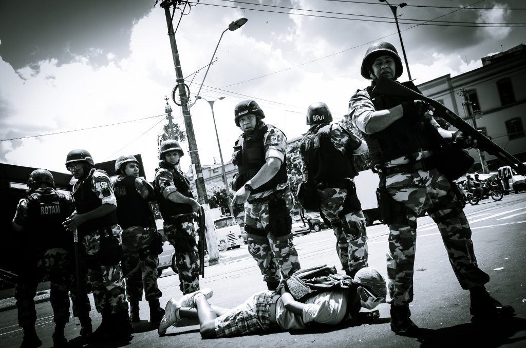 Soldados da Rotam durante repressão de manifestantes em 2015 (Foto: MìdiaNinja)