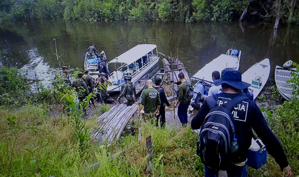 No local onde Adelena desapareceu policiais fazem buscas no rio Marmelos (Foto: Reprodução TV Amazonas)