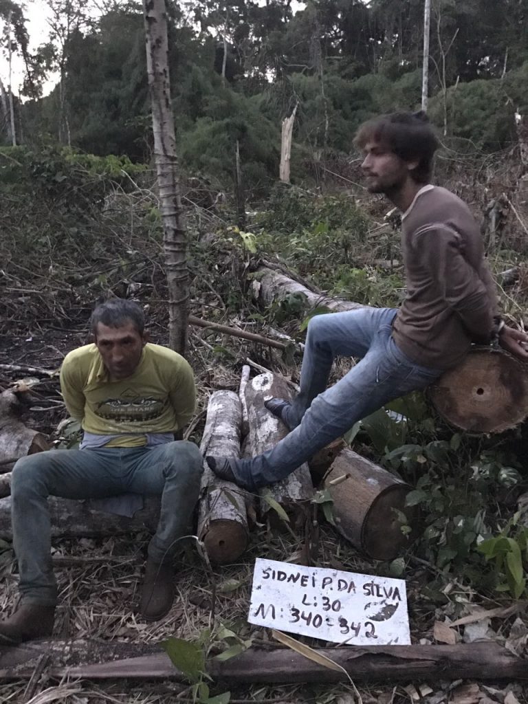 Extratores de madeira detidos pelos índios Uru-Eu (Foto: Kanindé) 
