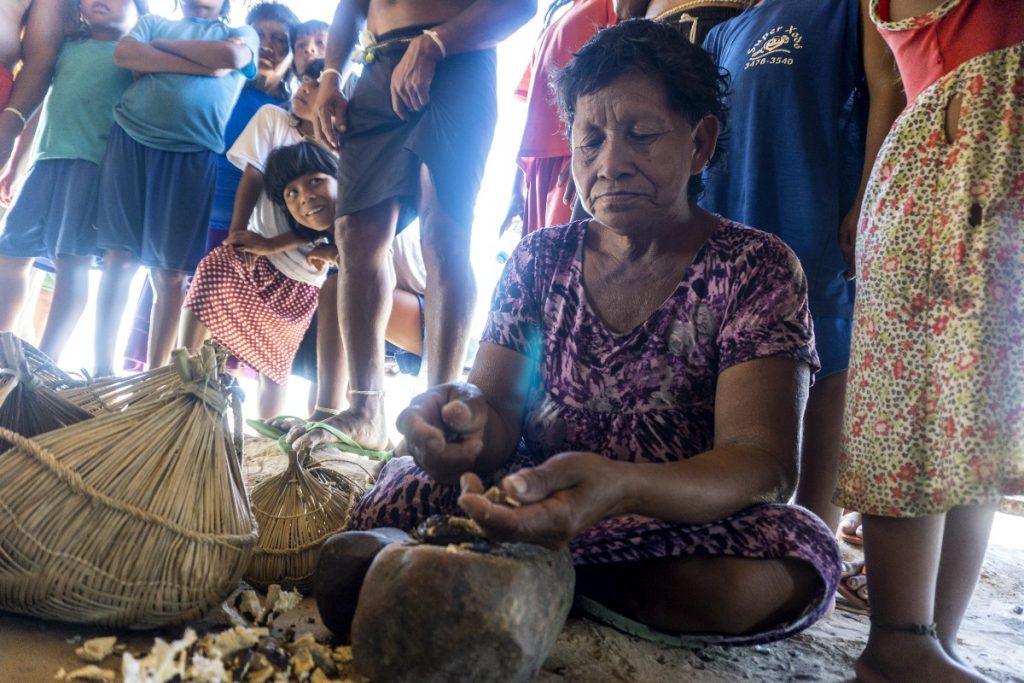 O trabalho sustentável é uma alternativa de renda na Amazônia (Foto: Rogério Assis/ISA)
