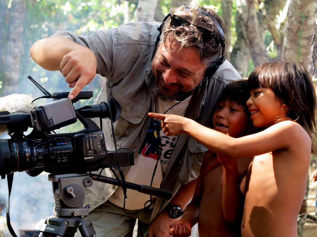 Todd Southgate com crianças do Xingu (Foto Reprodução Facebook).