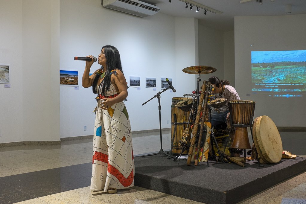 Apresentação da cantora Djuena Tikuna e do músico Diego Janatã (Foto: Gedeon Santos Filho)
