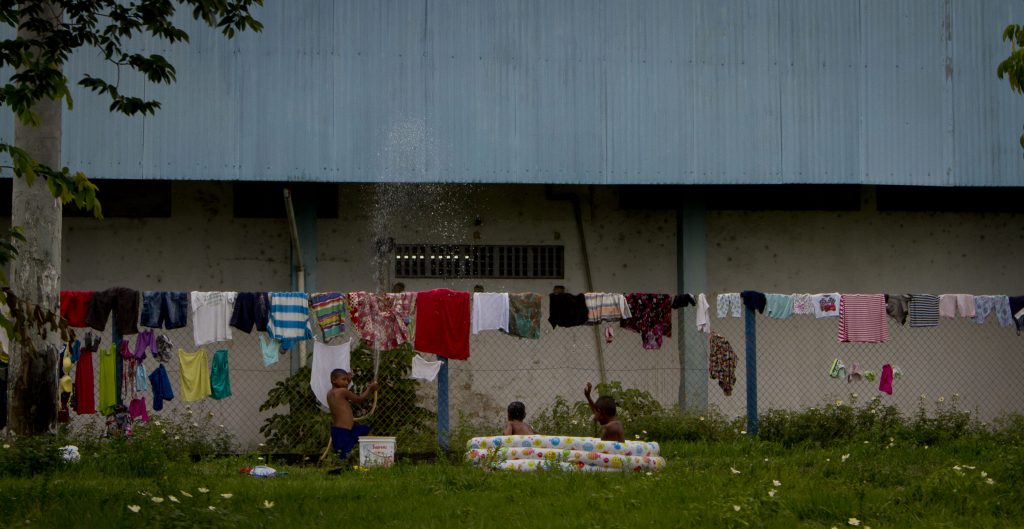 Os Warao lavam as roupas e as penduram na cerca de Rodoviária de Manaus (Foto: Alberto César Araújo/Amazônia Real) 