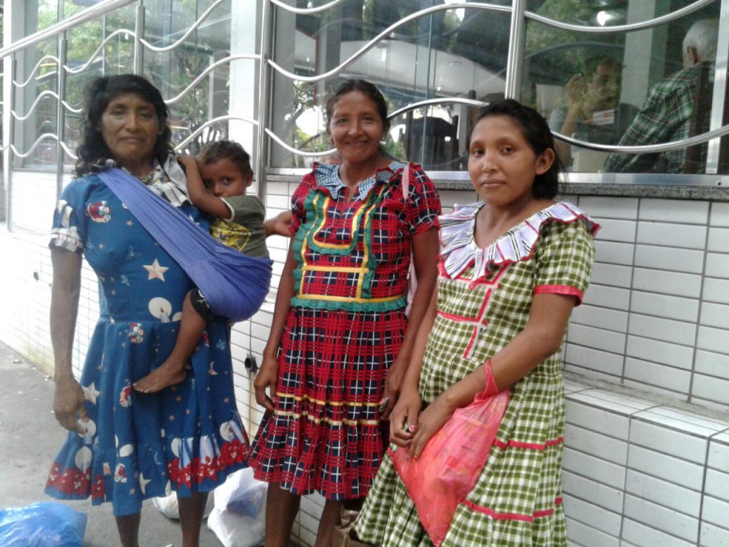As mulheres Warao pedem esmolas e vendem artesanato nas ruas de Manaus (Foto: Elaíze Farias/Amazônia Real)