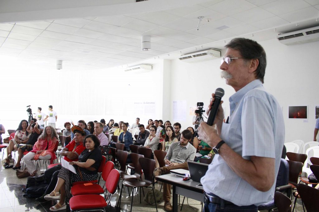 Com Philip Martin Fearnside durante o debate da Amazônia Real (Foto Alberto Cesar Araujo/Amazônia Real)