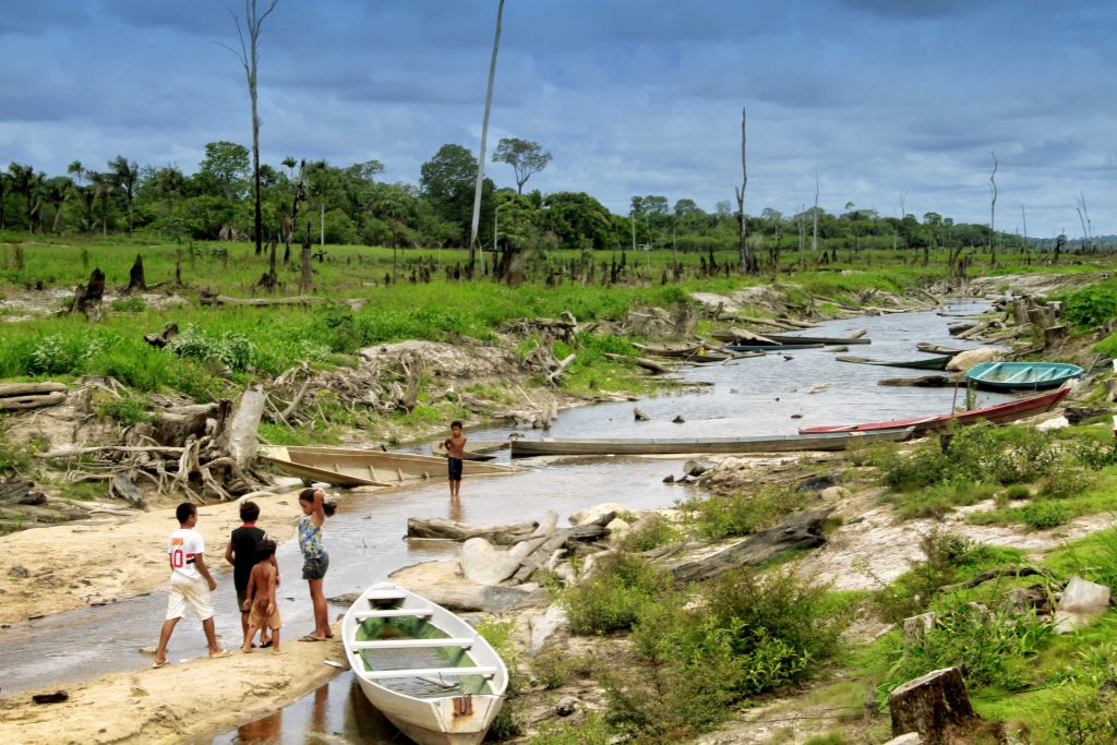 Lago seco de Balbina em Presidente Figueiredo, Amazonas em 2015. ( Foto: Alberto César Araújo/Amazônia Real)