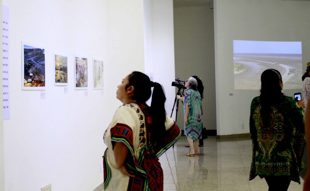 Mayra Wapichana, de Roraima, esteve na abertura da exposição (Foto: Alberto César Araújo/Amazônia Real) 