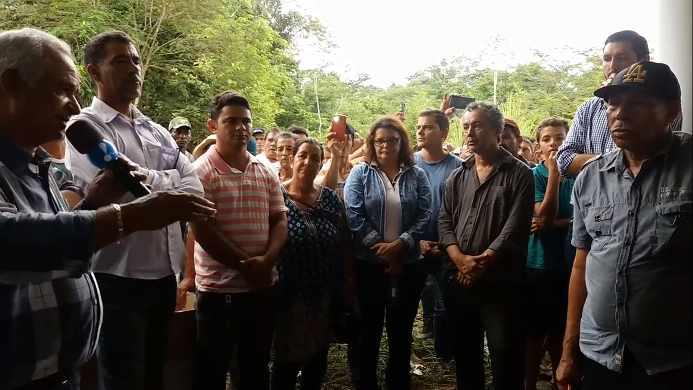 Mary (de óculos) com autoridades na distribuição de lotes ilegais da reserva dos Uru-eu (Foto: Reprodução de vídeo de José Giovanni)