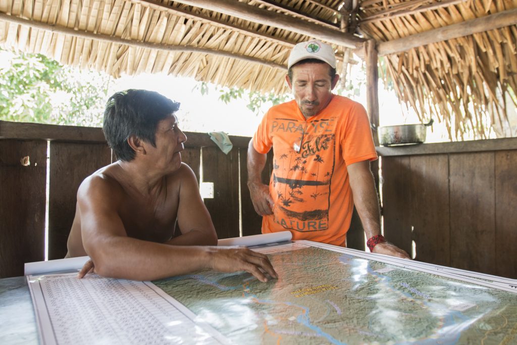Cacique da aldeia Sawré Muybu, Juarez Saw Munduruku e Seu Miga (Foto: Ana Mendes/Amazônia Real),