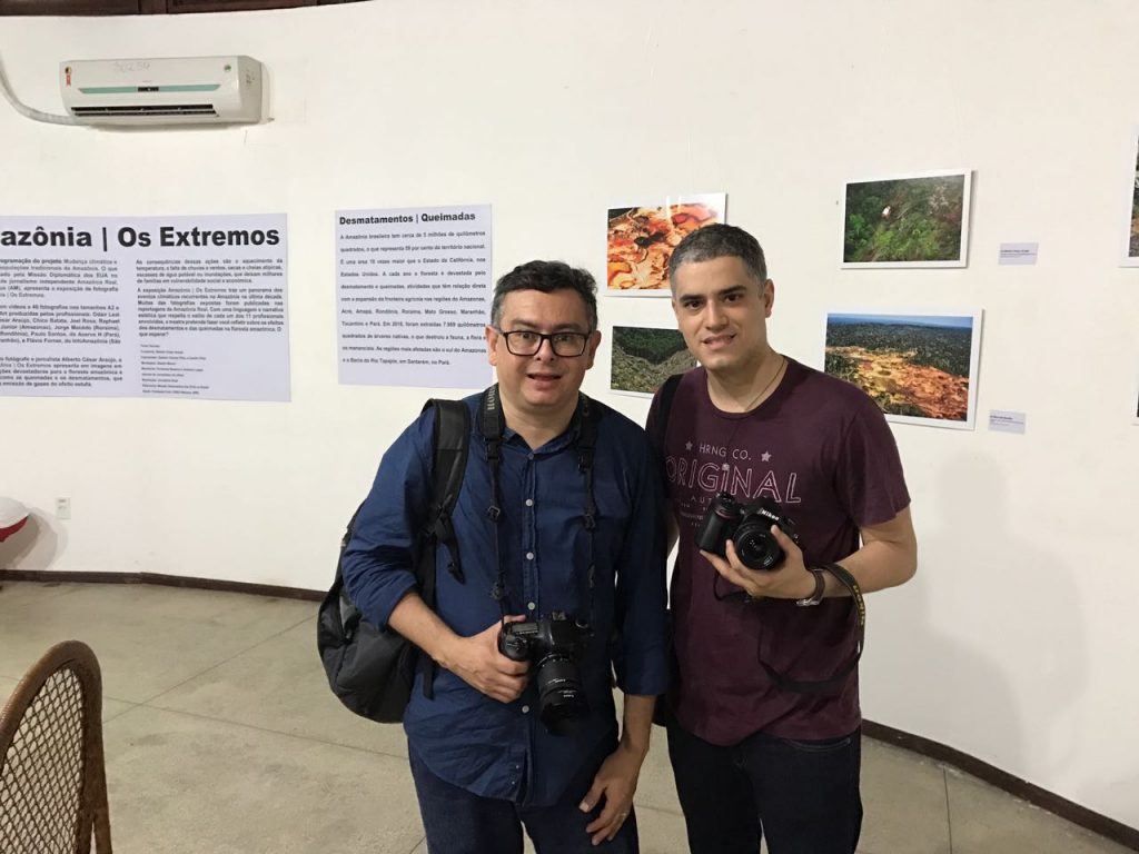 Alberto César e Raphael Alves na exposição de fotografia Amazônia | Os Extremos, realizada pela Agência de Jornalismo Independente Amazônia Real, começou no domingo (9) e vai até 7 de maio no Paiol da Cultura do Bosque da Ciência do INPA, na zona sul de Manaus (Foto: Amazônia Real)
