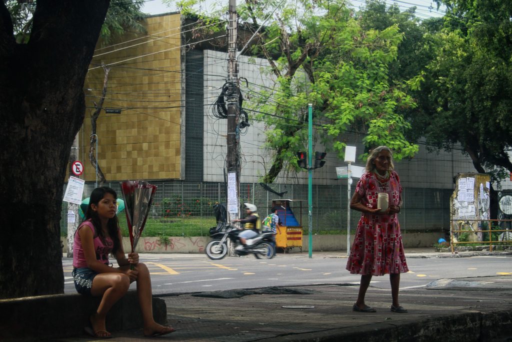 Grupo de Warao pede dinheiro na rua em Manaus. (Foto: Alberto César Araújo/Amazônia Real)