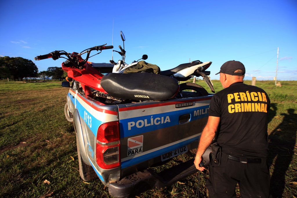 Os técnicos da perícia vão vistoriar motocicletas (Foto: Mácio Ferreira/Agência Pará)