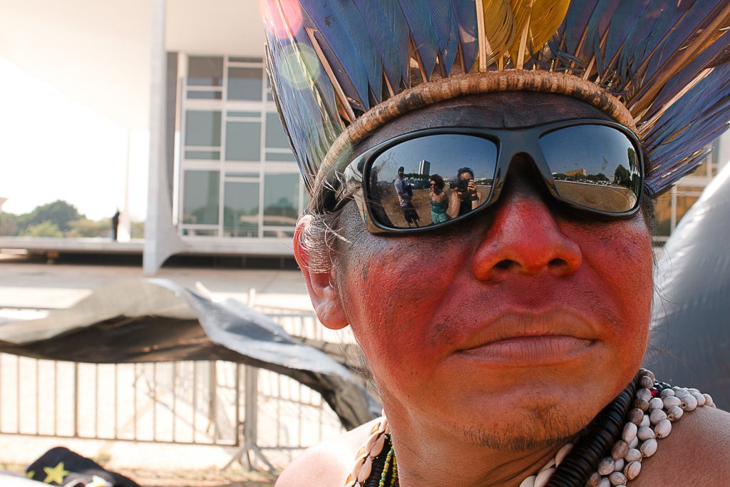 Liderança Guarani Kaiowá em protesto em frente ao Supremo Tribunal Federal em 2016 (Foto: Ana Mendes/Amazônia Real)
